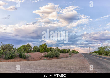 Intersection de l'Encantado dur et les évêques Lodge Road avec personne à Santa Fe, Nouveau Mexique en soirée coucher du soleil et les montagnes Banque D'Images