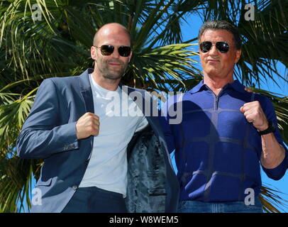 Acteur et réalisateur Sylvester Stallone, droite, et l'acteur britannique Jason Statham posent à un photocall pour leur film, The Expendables 3, au cours de Banque D'Images