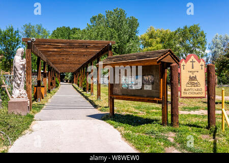 Chimayo, USA - 19 juin 2019 : El Santuario de Chimayó sanctuaire église aux États-Unis avec panneau d'entrée Banque D'Images