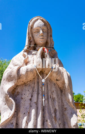 Chimayo, USA - 19 juin 2019 : El Santuario de Chimayó sanctuaire église aux États-Unis avec de gros plan de la statue de Marie Banque D'Images