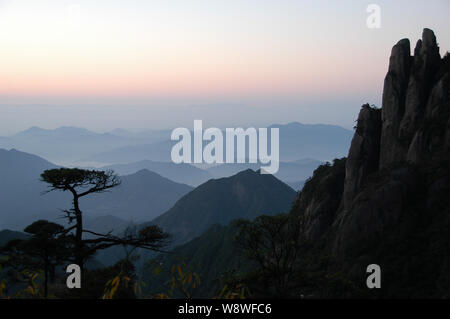 Paysage de montagnes du parc national du mont Sanqingshan Shangrao en ville, province de Jiangxi, Chine de l'est 5 novembre 2006. Banque D'Images