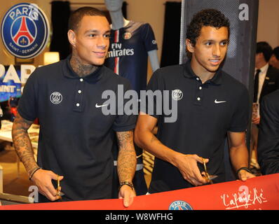 Gregory van der Wiel, gauche, et Marquinhos du Paris Saint-Germain football club se préparer à couper le ruban lors de la cérémonie d'ouverture de la fenêtre contextuelle des S Banque D'Images