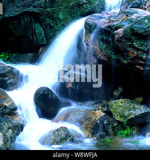 Paysage d'un flux sur le Mont Tai ou dans la montagne Taishan TaiAn city, province du Shandong, Chine de l'est octobre 2006. Banque D'Images