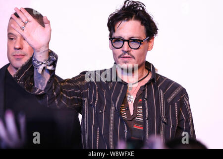 L'acteur américain Johnny Depp vagues pour les fans lors d'une conférence de presse pour son film, la transcendance, à Beijing, Chine, 31 mars 2014. Banque D'Images