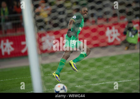 Peter Maduabuchi Utaka Beijing Guoan de Chines marque un but contre l'Australias Central Coast Mariners durant leur match du groupe F de l'AFC Champions Banque D'Images