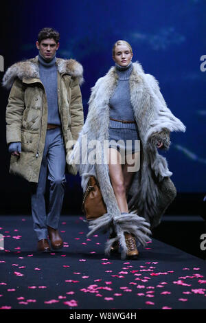 Modèle et actrice anglaise, Guillaume Gallienne, droite affiche une nouvelle création au cours de l'expérience de Michael Kors Jet Set fashion show à la Sha Banque D'Images