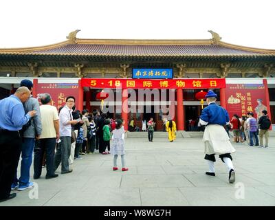 --FILE--touristes la queue pour entrer dans le musée de Nanjing, à Nanjing city, province de Jiangsu, Chine de l'Est, 18 mai 2014. Quand le parti communiste de Nanjing chi Banque D'Images