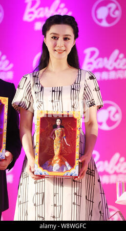 L'actrice chinoise Fan Bingbing pose avec un Fan Bingbing Celebrity Poupée Spécialité lors d'une cérémonie pour se joindre à la célébrité mondiale Barbie Hall of Fame Banque D'Images
