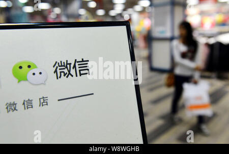 --FILE--une pancarte de la messagerie mobile app Weixin, ou de Tencent WeChat, est vue à un magasin physique de WeChat à Hangzhou City, Zhejiang Chine de l'Est Banque D'Images