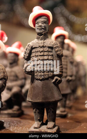 Mini de terre cuite, fabriqué à partir de chocolat Belge et wearing Santa hats, sont affichées à l'Xi¯un Shangri-la Hotel à Xi'¯ville, Territoires du Chi Banque D'Images