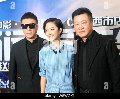 (De gauche) chinois Sun Honglei acteur, actrice taïwanaise Gwei Lun-Mei et réalisateur chinois Zhao Baogang He posent lors d'une conférence de presse pour leur film Banque D'Images