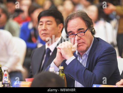 Réalisateur américain Oliver Stone, droite, assiste à l'Sino-Foreign Film Co-production Forum du 4ème Festival International du Film de Beijing Pékin dans Banque D'Images