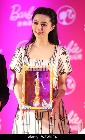 L'actrice chinoise Fan Bingbing pose avec un Fan Bingbing Celebrity Poupée Spécialité lors d'une cérémonie pour se joindre à la célébrité mondiale Barbie Hall of Fame Banque D'Images