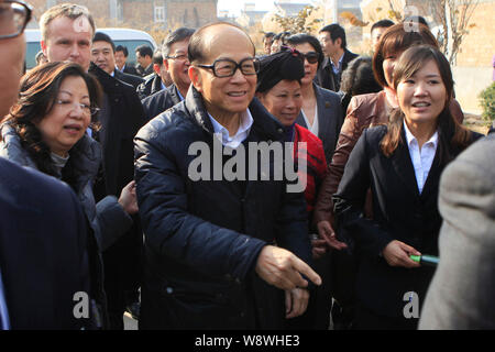 --FILE--Li Ka-shing, centre, président de Cheung Kong (Holdings) Limited et président de Hutchison Whampoa Limited, visites Dashitou village de Xianyang Banque D'Images