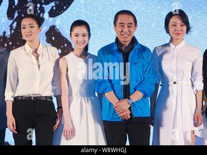(De gauche) L'actrice chinoise Gong Li, actrice chinoise Zhang Huiwen, réalisateur chinois Zhang Yimou et actrice chinoise Yan ni poser au cours d'une conférence de presse Banque D'Images