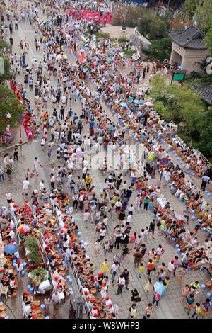 Des milliers de participants ont de leur laver les pieds au cours d'une cérémonie de lavement des pieds pour créer un record mondial Guinness en ville Wentang, Jiaozuo city, Banque D'Images