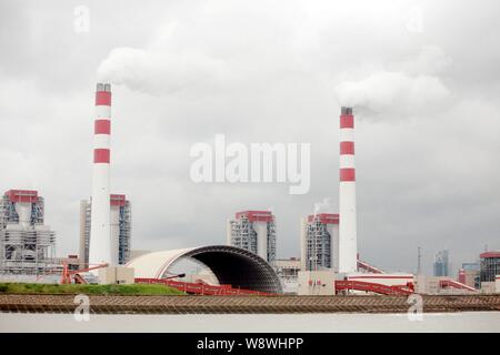 --FILE--fumée est libéré de cheminées au Waigaoqiao power plant à Pudong, Shanghai, Chine, 24 août 2011. Le plus grand- charbon Banque D'Images