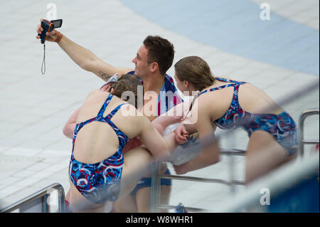 Plongeur anglais Tomas Daley, dos, prend vos autoportraits avec des coéquipiers pendant une session de formation de la FINA/NVC Diving World Series 2014 à la nationa Banque D'Images