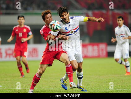 Zhang Linpeng de Chine, gauche, défis Roque Santa Cruz du Paraguay au cours d'un match de football amical à Changsha city, Hunan province du centre de la Chine Banque D'Images