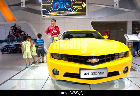 --FILE--un modèle pose avec une Chevrolet Camaro de General Motors (GM) lors de la 15ème Salon de l'automobile 2012 à Chengdu Chengdu City, au sud-ouest du Sichuan, Chine Banque D'Images