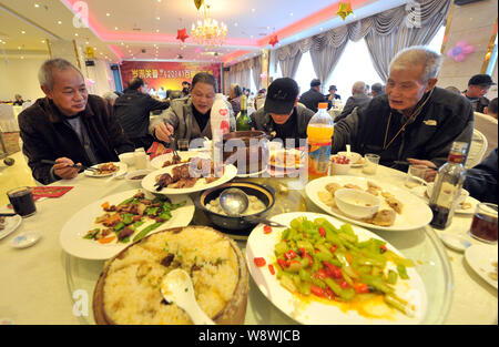 Les Chinois manger dans un restaurant sur le Nouvel An chinois à Liuzhou city, en Chine région autonome Zhuang du Guangxi, le 30 janvier 2014. Chines Banque D'Images