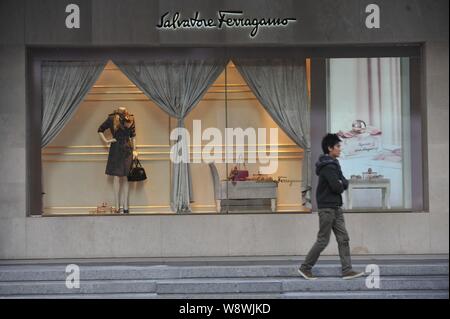 --FILE--un piéton passe devant un magasin de mode Salvatore Ferragamo à Shenyang city, au nord-est de la province de Liaoning, Chine 22 novembre 2012. Salva Banque D'Images