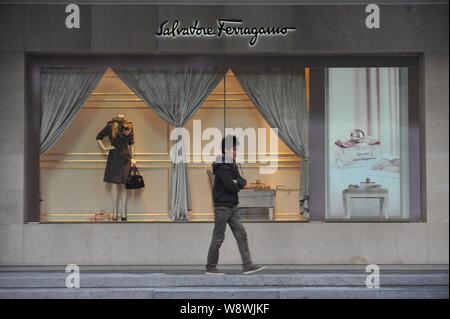 --FILE--un piéton passe devant un magasin de mode Salvatore Ferragamo à Shenyang city, au nord-est de la province de Liaoning, Chine 22 novembre 2012. Salva Banque D'Images