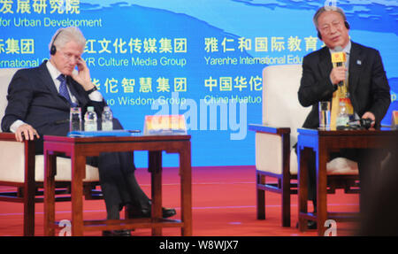 L'ancien président américain Bill Clinton, gauche, et Yan Jiehe, fondateur et président de Pacific Construction Group, participer au 4ème Forum des PDG de Guangz Huatuo Banque D'Images