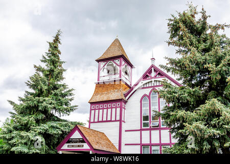 Crested Butte, USA - 21 juin 2019 : Colorado Union village Congregational Church, au centre-ville en été avec une tour de couleur blanche et rose avec des nuages Banque D'Images