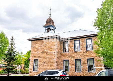 Crested Butte, USA - 21 juin 2019 : Colorado village vieux rock bibliothèque communautaire au centre-ville en été avec tour Banque D'Images