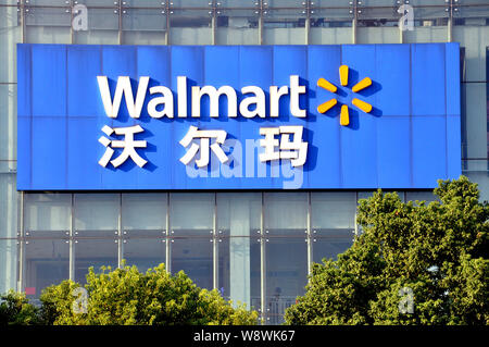 --FILE--Vue d'un supermarché Walmart à Nanchang city, province de Jiangxi, Chine de l'est 5 octobre 2013. Wal-Mart Stores Inc. a déclaré qu'il triplera sa Banque D'Images