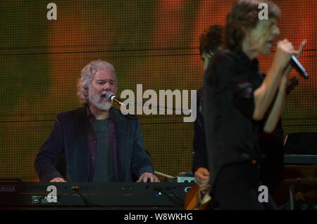 Les membres du groupe de rock anglais The Rolling Stones effectuer au concert de leur tournée mondiale, 14 en feu, à Macao, Chine, 9 mars 2014. Les Rolling S Banque D'Images