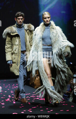 Modèle et actrice anglaise, Guillaume Gallienne, droite affiche une nouvelle création au cours de l'expérience de Michael Kors Jet Set fashion show à la Sha Banque D'Images