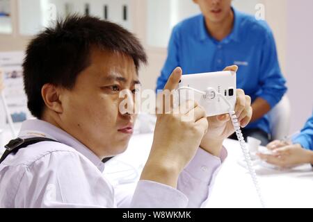 Un visiteur fait l'essai d'un smartphone Samsung Galaxy Note 4 Au cours de PT/EXPO COMM CHINA 2014 à Beijing, Chine, 25 septembre 2014. Samsung Electronics Co. Banque D'Images