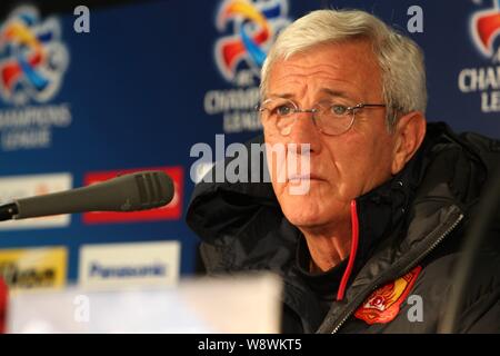 Entraîneur de football italien Marcello Lippi de Chines Guangzhou Evergrande FC est photographié au cours d'une conférence de presse pour la Ligue des Champions en 2014 Yokoh Banque D'Images