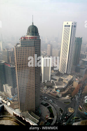 Vue de la financière et commerciale Yongjing Business en cluster avec le smog Nanjing IFC (International Finance Center), à gauche, et d'autres s Banque D'Images