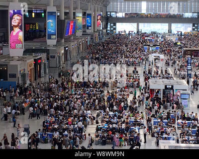 Le transfert de passagers de l'Aéroport International de Hongqiao en raison de retard ou d'annulation de vols d'attendre dans la salle d'attente à la gare d'Hongqiao S Banque D'Images