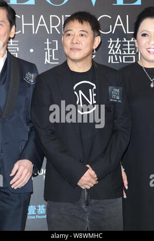 L'acteur chinois Jet Li pose comme il arrive à l'un pour l'amour gala de charité pour une fondation à Hong Kong, Chine, 16 décembre 2014. Banque D'Images