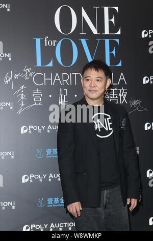 L'acteur chinois Jet Li pose comme il arrive à l'un pour l'amour gala de charité pour une fondation à Hong Kong, Chine, 16 décembre 2014. Banque D'Images