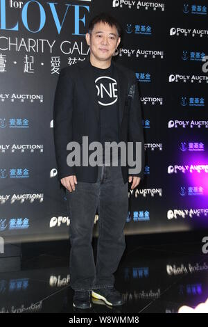 L'acteur chinois Jet Li pose comme il arrive à l'un pour l'amour gala de charité pour une fondation à Hong Kong, Chine, 16 décembre 2014. Banque D'Images