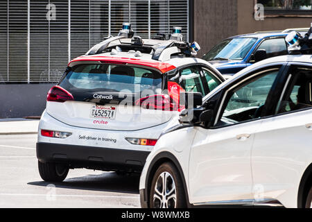 Croisière (propriété de General Motors) de la conduite de véhicules effectuant des tests sur les rues de la ville ; l'entreprise est à l'aide portant une marque Chevrolet véhicules vis Banque D'Images