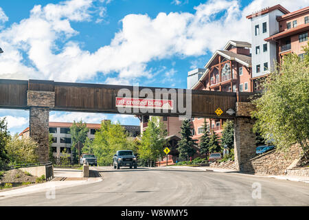 Mount Crested Butte, USA - 20 juin 2019 : Colorado village en été avec entrée privée et les panneaux pour les maisons sur la colline sur la Route Gothique Banque D'Images