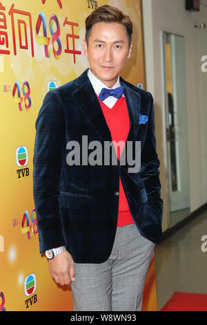 Hong Kong acteur Joe Ma Tak-chung pose comme il arrive pour une cérémonie de la lumière pour le 48e anniversaire de la TVB à Hong Kong, Chine, 20 octobre 2014. Banque D'Images