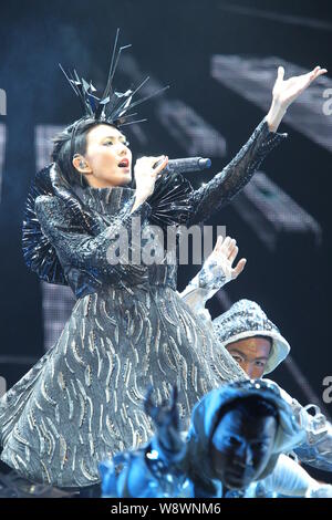 Chanteuse singapourienne Stefanie Sun effectue pendant son concert de la tournée mondiale de Kepler à Hong Kong, Chine, le 27 juillet 2014. Banque D'Images