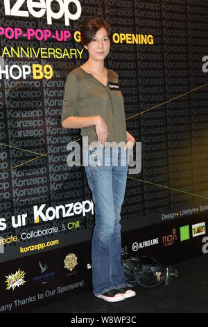 L'actrice de Hong Kong Elaine Ng pose au cours de la cérémonie d'un Konzepp store à Hong Kong, Chine, le 17 avril 2014. Banque D'Images