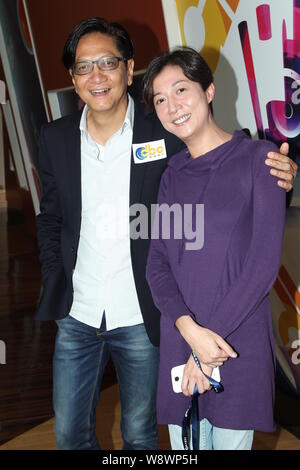 Hong Kong l'acteur Anthony Chan, à gauche, pose avec l'actrice et l'hôtesse Elaine Ng après une séance d'enregistrement d Elaines à émission radio DBC stati Banque D'Images