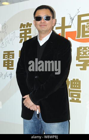 --FILE--directeur de Hong Kong Wong Kar-wai pose comme il arrive pour la 20e Hong Kong Film Critics Society Awards cérémonie à Hong Kong, Chine, 6 mars 2 Banque D'Images