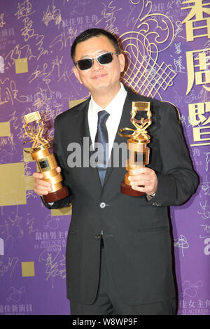 --FILE--Hong Kong Wong Kar-Wai directeur pose avec ses trophées de meilleur réalisateur et prix du Meilleur Film au Hong Kong Film Directors Guild Awar Banque D'Images