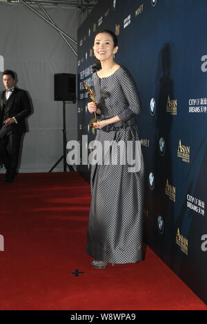 L'actrice chinoise Zhang Ziyi pose avec son trophée de la meilleure actrice pour son film, Le Grand Maître, au cours de la 8e Asian Film Awards je Banque D'Images