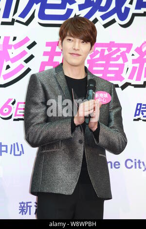 L'acteur sud-coréen Kim Woo-bin pose à un ventilateur à Hong Kong, Chine, 16 février 2014. Banque D'Images